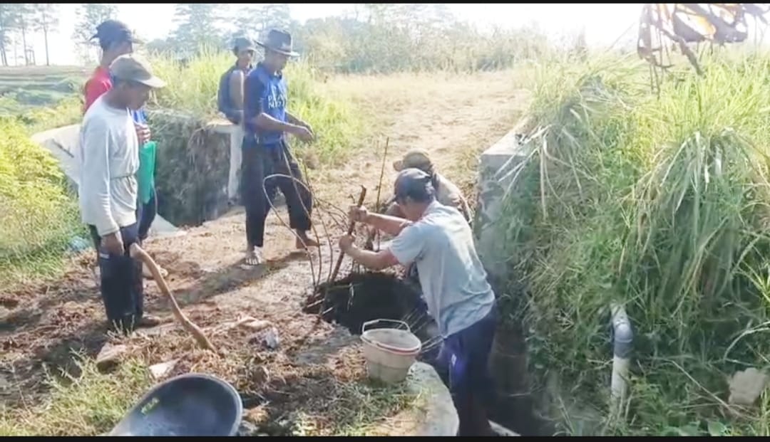 Perbaikan Jembatan Jalan Usaha Tani di Desa Kahiyangan Kecamatan Pancalang secara swadaya oleh masyarakat dan kelompok tani.