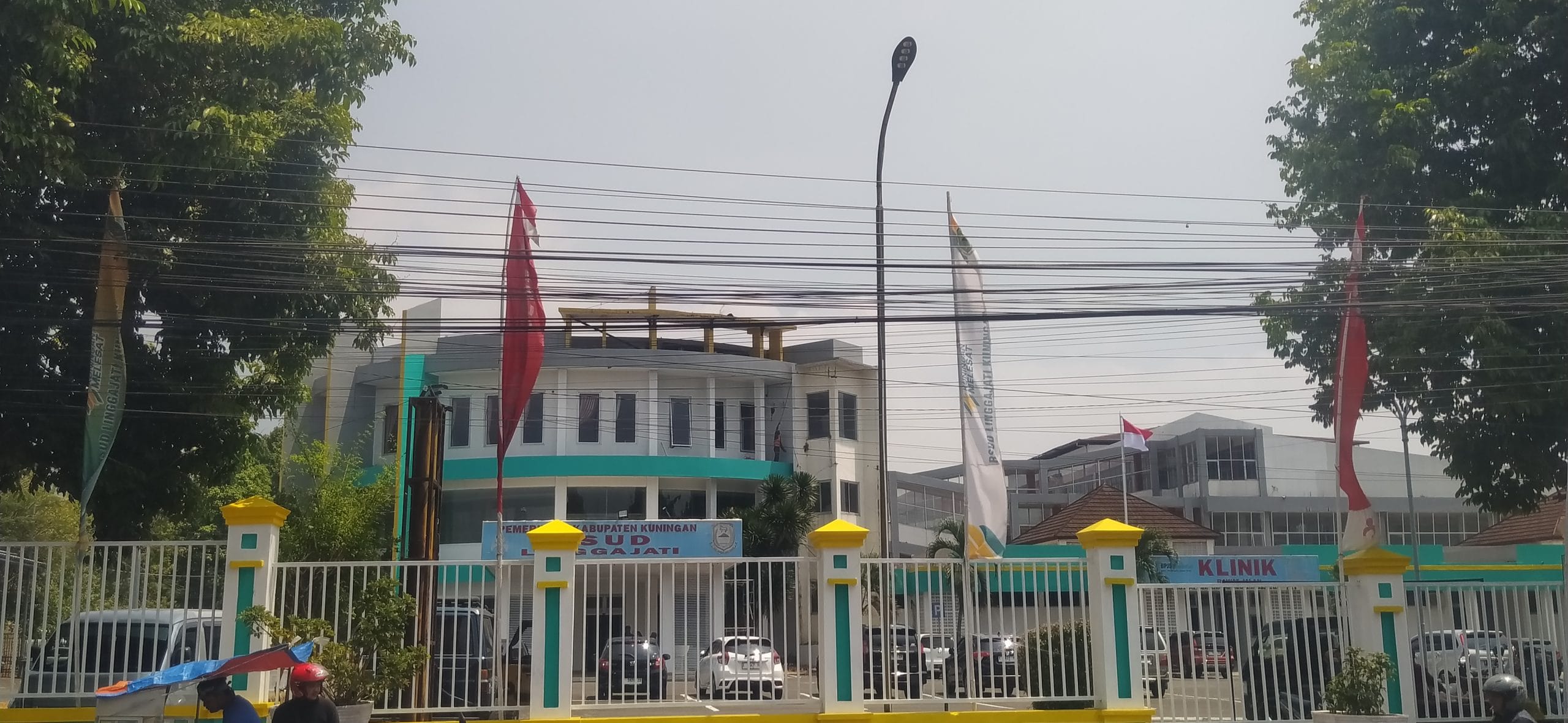 Suasana pembenahan lingkungan dan fasilitas RS Linggajati sebagai upaya meningkatkan kualitas pelayanan kesehatan bagi masyarakat.