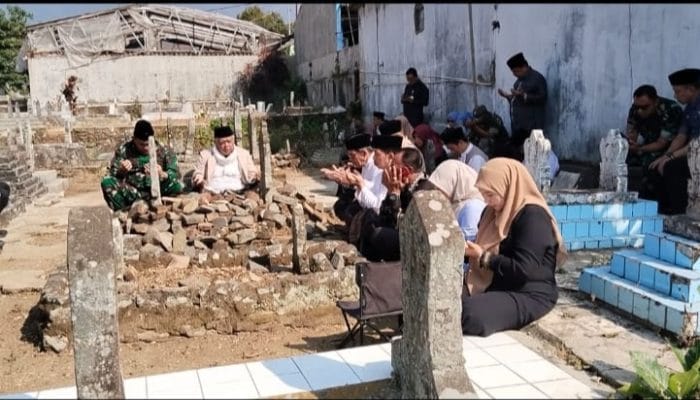 Rangkaian  HUT Kuningan ke-528, Wabup Tuti Andriani Ziarah ke Makam Leluhur dan Mantan Bupati