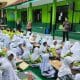 Kang Otong Nuryamin, Kepala MI PUI Kuningan, menyampaikan komitmen mencetak siswa unggul, cerdas, berakhlak mulia, dan bertakwa.