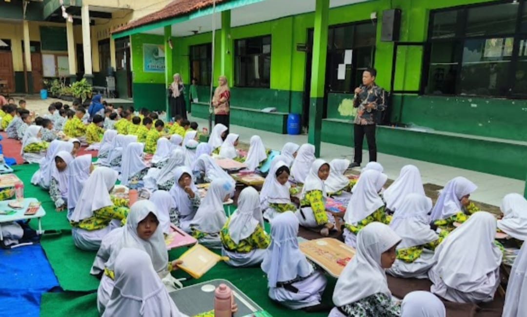Kang Otong Nuryamin, Kepala MI PUI Kuningan, menyampaikan komitmen mencetak siswa unggul, cerdas, berakhlak mulia, dan bertakwa.