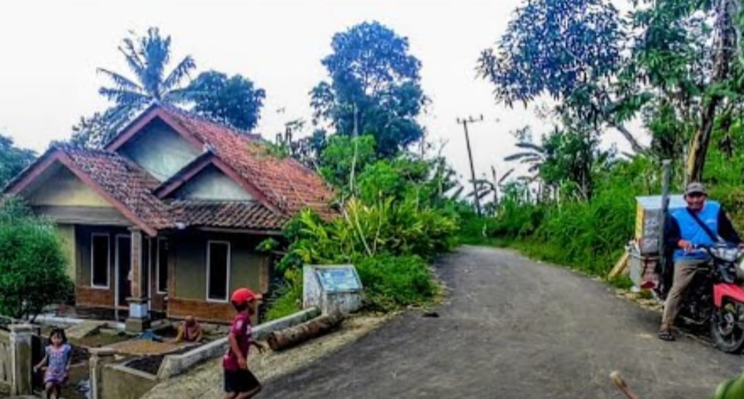 Pengendara melintasi jalur Tanjakan Subang–Situgede Kuningan yang memiliki medan cukup curam