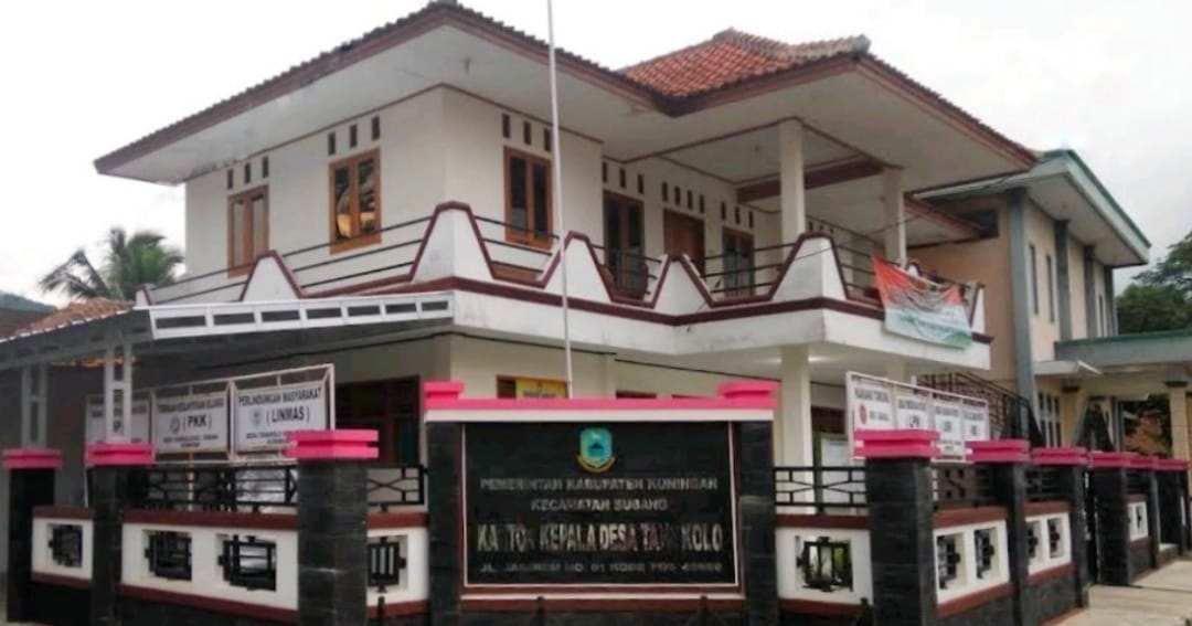 Pelayanan masyarakat di Kantor Desa Tangkolo Kuningan di tengah kendala akses sinyal internet
