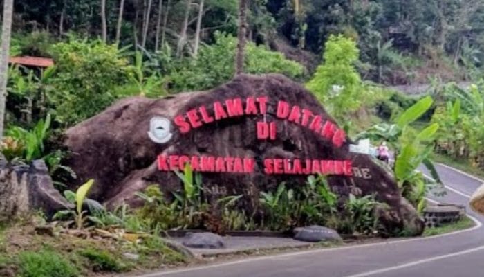 Batu Hitam bertuliskan Selamat datang di wilayah Kecamatan Salajambe Jadi Penanda Indentitas Wilayah .