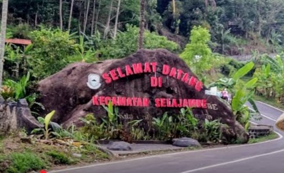 Batu hitam bertuliskan Selamat Datang di Wilayah Kecamatan Salajambe