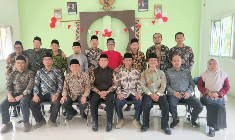Acara pisah sambut Kepala KUA Cipicung dan Darma berlangsung penuh haru sebagai bentuk penghargaan atas dedikasi pelayanan masyarakat