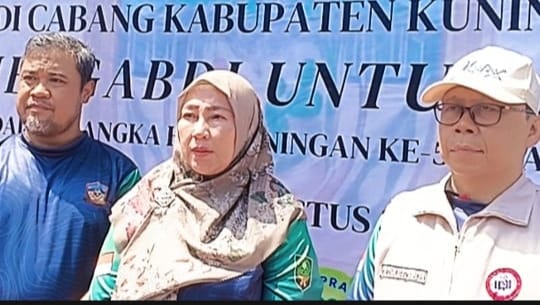 Dokter spesialis dan dokter umum IDI Kabupaten Kuningan melayani masyarakat dalam kegiatan bakti sosial kesehatan