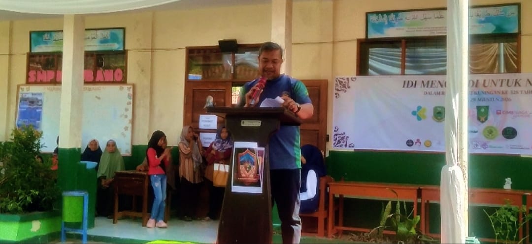 18 dokter spesialis dan dokter umum IDI Kabupaten Kuningan memberikan pelayanan kesehatan kepada masyarakat dalam Baksos Mengabdi untuk Negeri