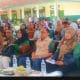 Dokter spesialis dan dokter umum IDI Kabupaten Kuningan memberikan pelayanan kesehatan kepada masyarakat dalam kegiatan bakti sosial