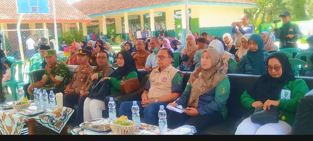 Dokter spesialis dan dokter umum IDI Kabupaten Kuningan memberikan pelayanan kesehatan kepada masyarakat dalam kegiatan bakti sosial
