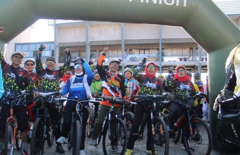Ribuan peserta mengikuti Fit & Fun Gowes Sehat dan Senam Kuningan Melesat di Kabupaten Kuningan