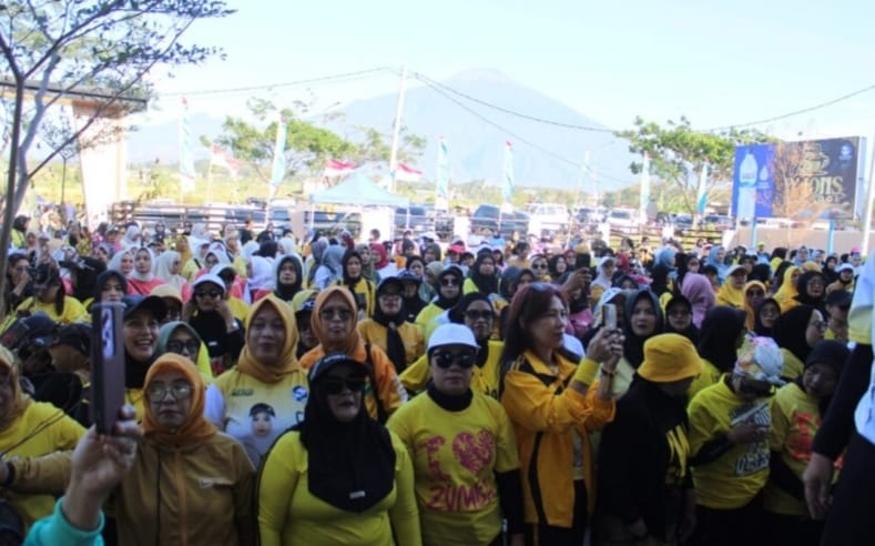 Peserta mengikuti Fit & Fun Gowes Sehat dan Senam Kuningan Melesat yang digelar Disporapar Kabupaten Kuningan