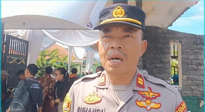 Kapolsek Subang memberikan apresiasi kepada Tim IDI Kabupaten Kuningan atas pelayanan kesehatan kepada masyarakat