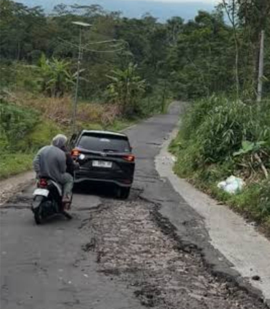 Jalan rusak dan kondisi kebersihan lingkungan di Kecamatan Hantara Kabupaten Kuningan