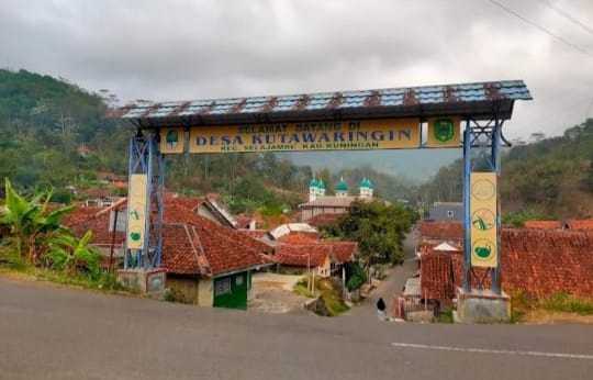 Pembenahan akses jalan dan kebersihan lingkungan Desa Kutawaringin Kecamatan Salajambe Kabupaten Kuningan