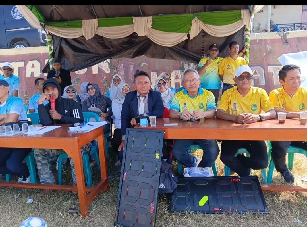 Suasana pertandingan dan penyerahan penghargaan Bupati Cup 2026 yang diselenggarakan PSSI Kabupaten Kuningan sebagai ajang pembinaan sepak bola usia muda.