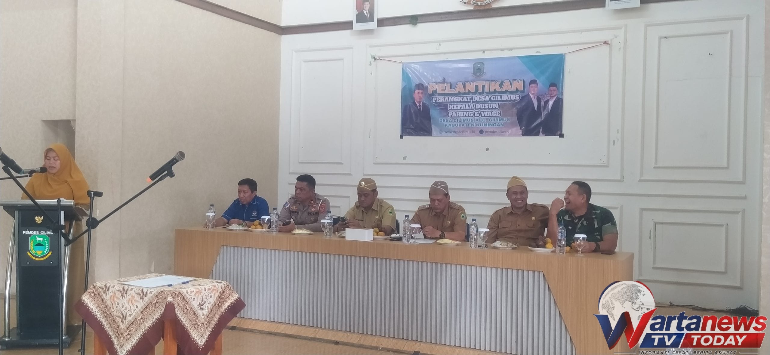 Kepala Desa Cilimus H Mulyadin melantik dan mengambil sumpah empat perangkat desa di Aula Kantor Desa Cilimus