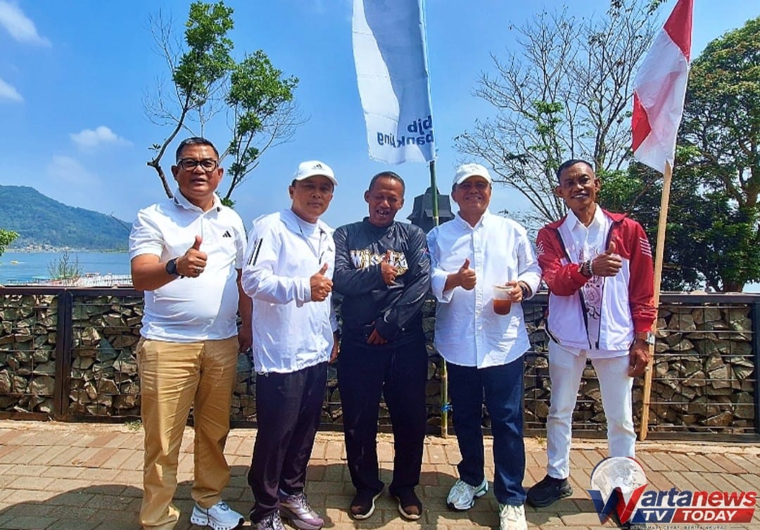 Sekda Jawa Barat Herman Suryatman meninjau perkembangan BUMDes Arya Kamuning Desa Kaduela Kecamatan Pasawahan Kabupaten Kuningan.