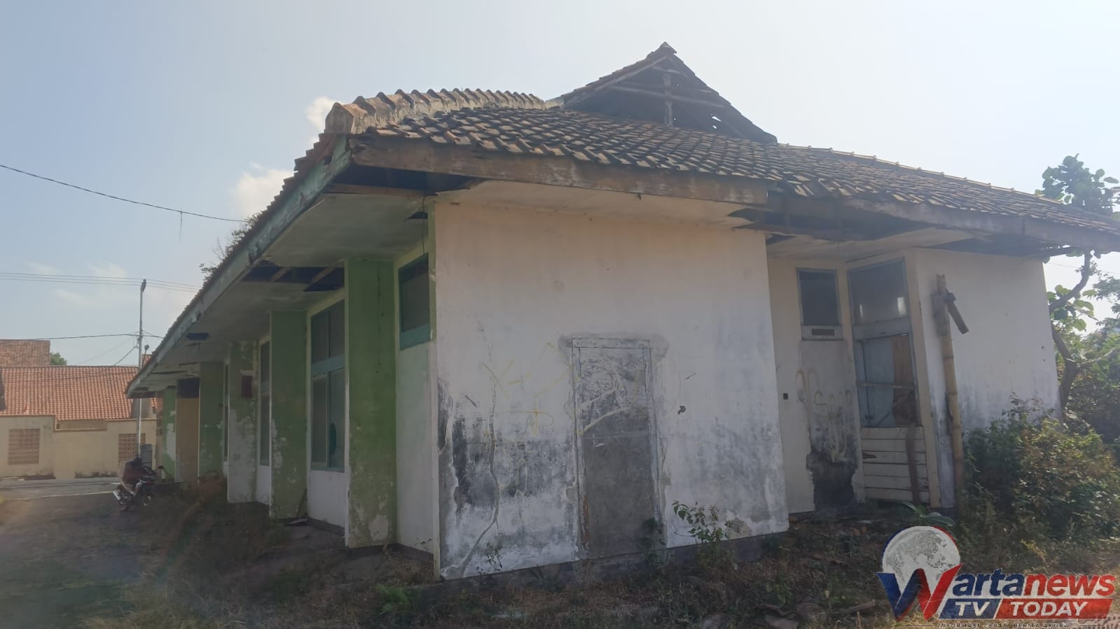 Gedung Koperasi Unit Desa (KUD) yang menjadi simbol ekonomi masyarakat pedesaan dan menghadapi tantangan di era digital.