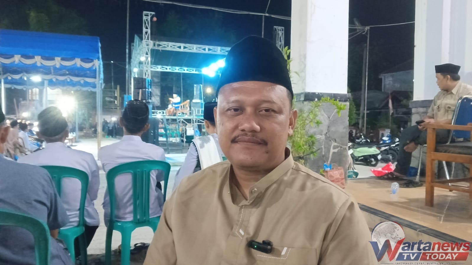 Babinsa Desa Cibeureum Kopka Ilan Hernawan menghadiri peringatan Maulid Nabi Muhammad SAW 1448 Hijriah bersama masyarakat.