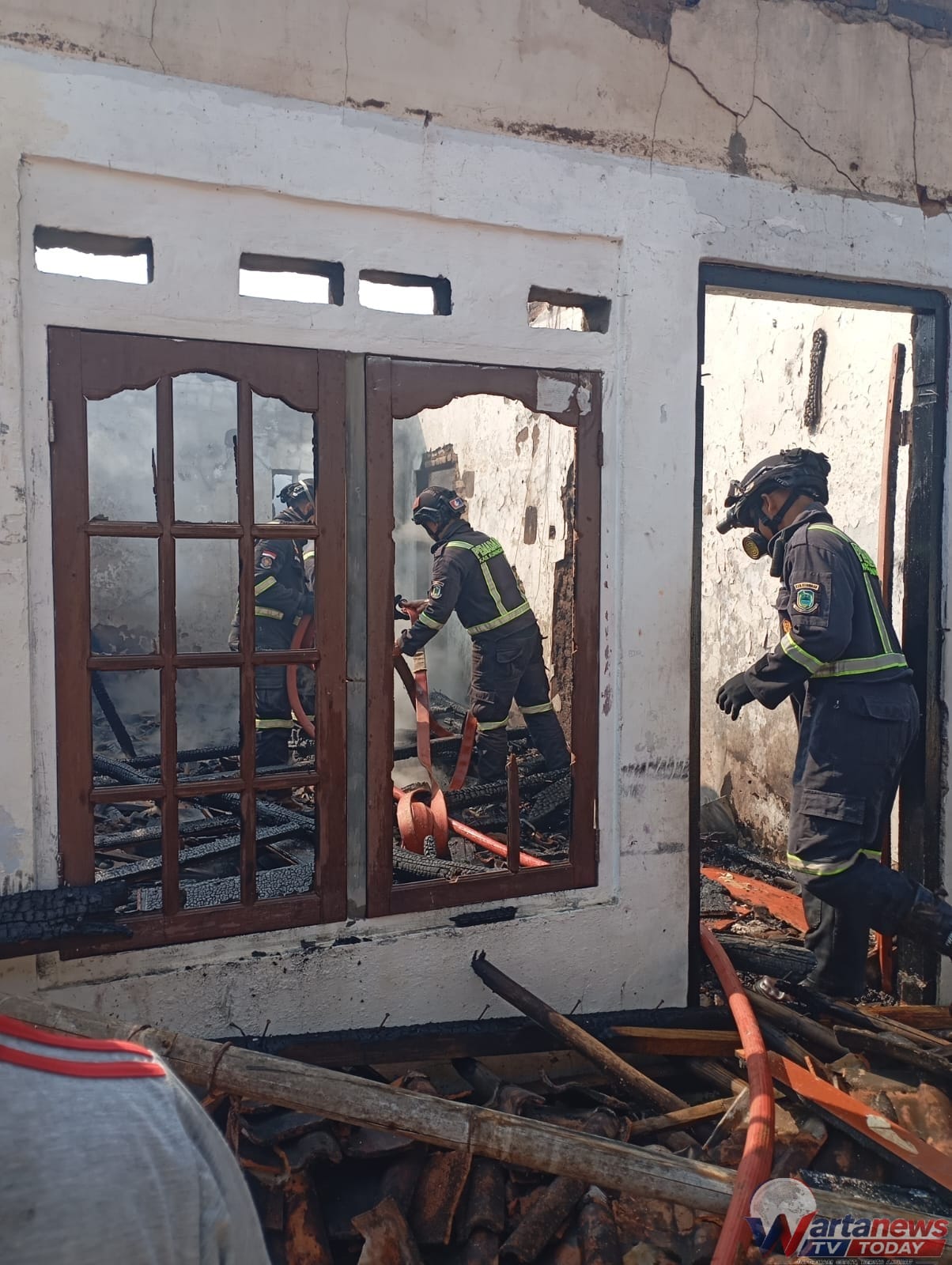 Rumah warga Kahiyangan terbakar diduga akibat korsleting listrik pada Jumat pagi