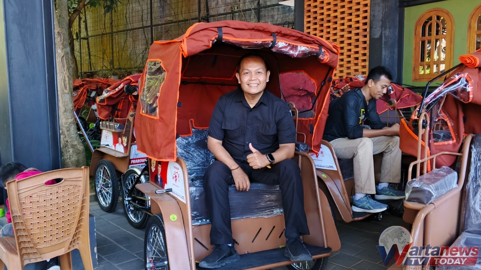 Penyerahan 200 becak listrik bantuan Presiden Prabowo kepada masyarakat Kuningan