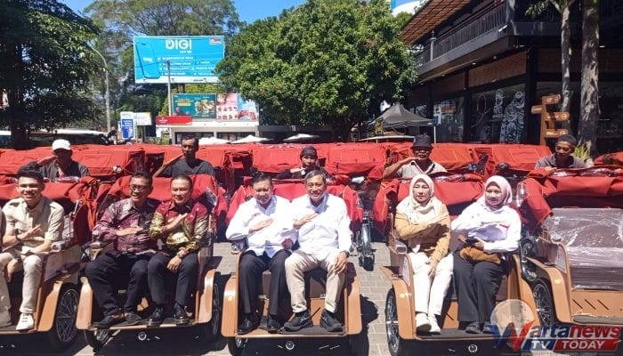 H Rohmat Ardiyan anggota DPR RI  berikan bantuan becak listrik dari Presiden Prabowo