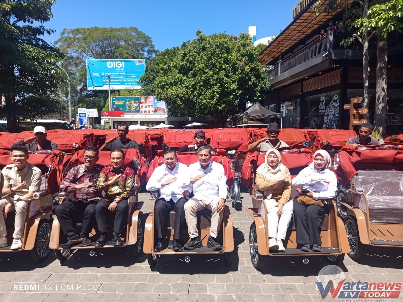 H Rohmat Ardiyan menyerahkan bantuan 200 becak listrik dari Presiden Prabowo untuk masyarakat Kuningan
