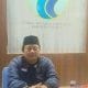 Kang Rega penyiar Kuningan FM 100,5 saat membawakan program Dendang Malam pada Sabtu malam.