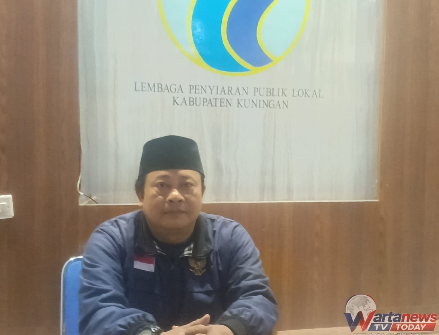 Kang Rega penyiar Kuningan FM 100,5 saat membawakan program Dendang Malam pada Sabtu malam.