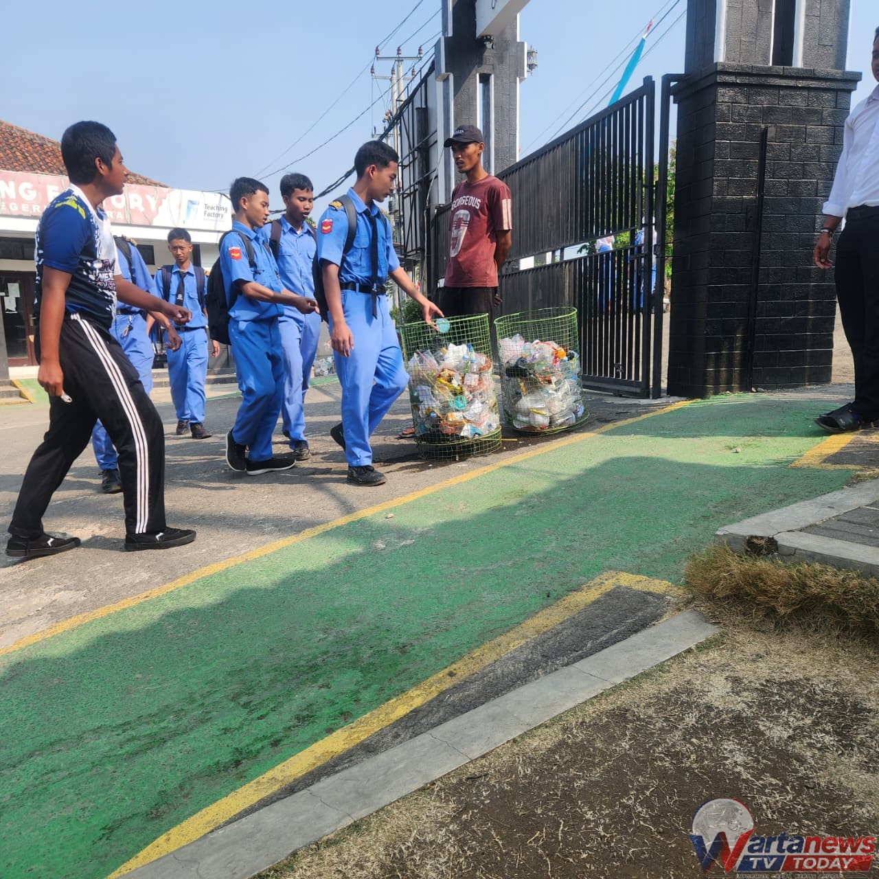 Program GEBER DARLING SMKN 1 Japara Kuningan mendorong siswa menjaga kebersihan lingkungan sekolah