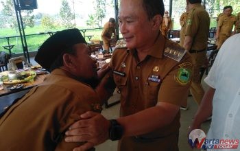 Bupati Kuningan Dian Rachmat Yanuar bersama kepala desa se-Kecamatan Pancalang