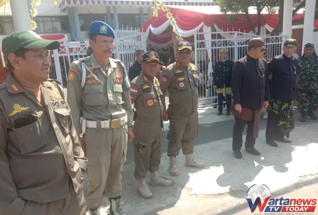 Personel Satpol PP Kabupaten Kuningan melaksanakan pengamanan dan pengaturan ketertiban selama rangkaian kegiatan Milangkala ke-528 Kabupaten Kuningan.