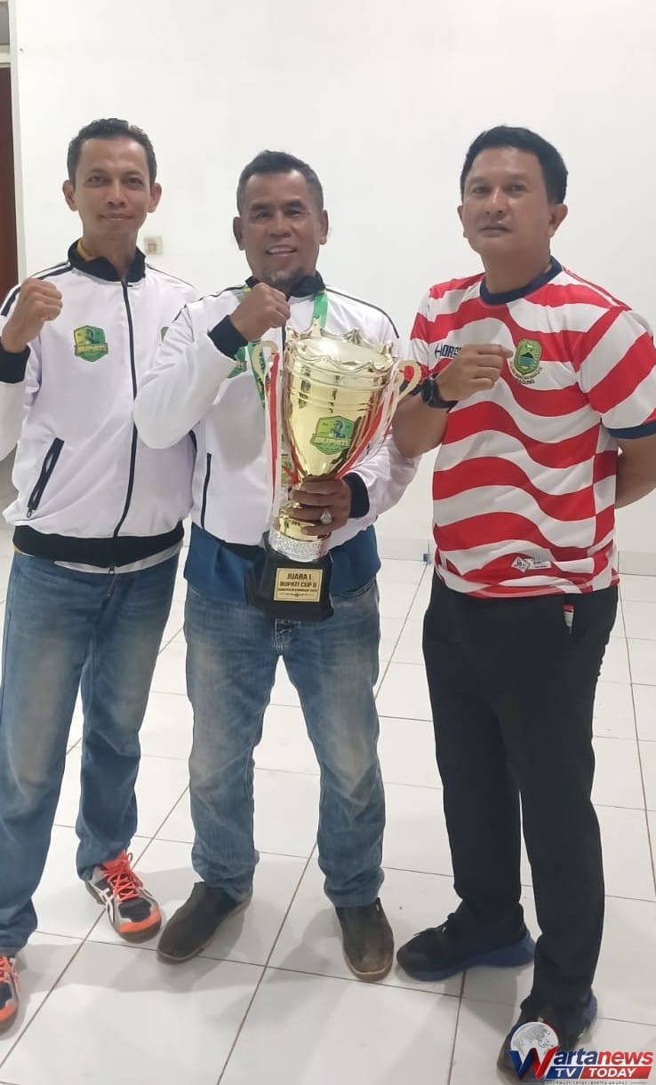 Camat Luragung Deni Komara memberikan apresiasi kepada tim sepak bola Luragung yang berhasil menjadi Juara Pertama Bupati Cup 2026.