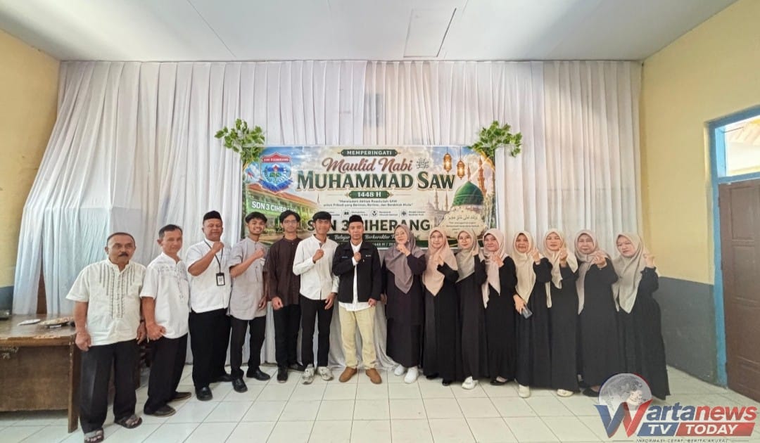 Siswa dan guru SDN 3 Ciherang mengikuti peringatan Maulid Nabi Muhammad SAW 2026 di Kecamatan Kadugede Kabupaten Kuningan.