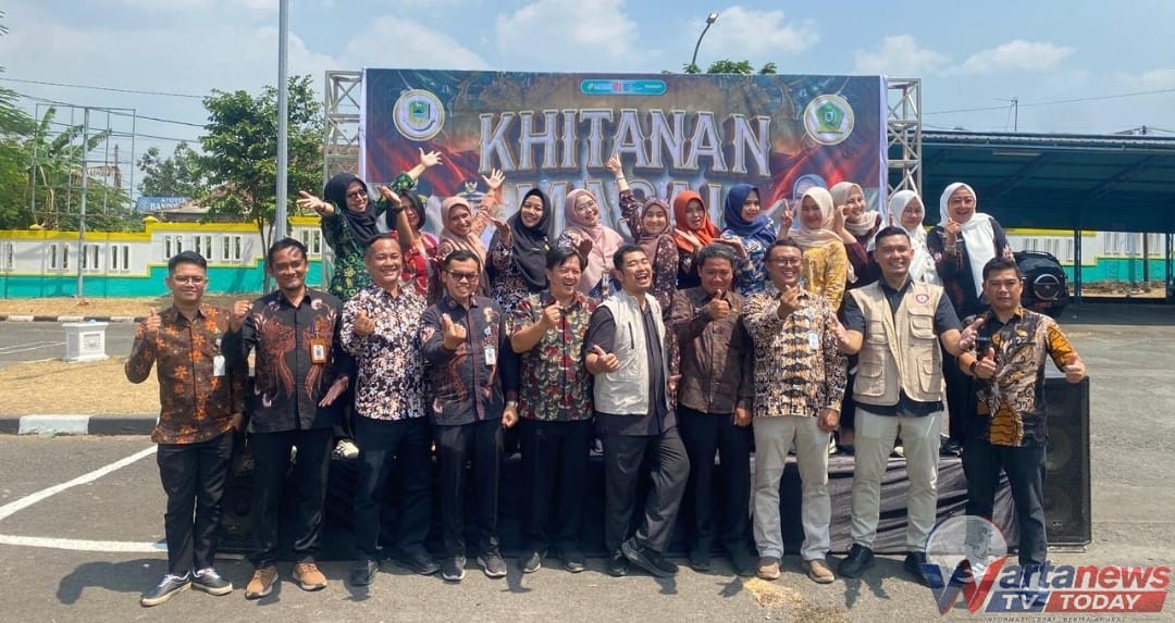 Peserta khitanan massal mendapatkan pelayanan kesehatan dari tim medis RS Linggajati dalam rangka HUT Kabupaten Kuningan ke-528.