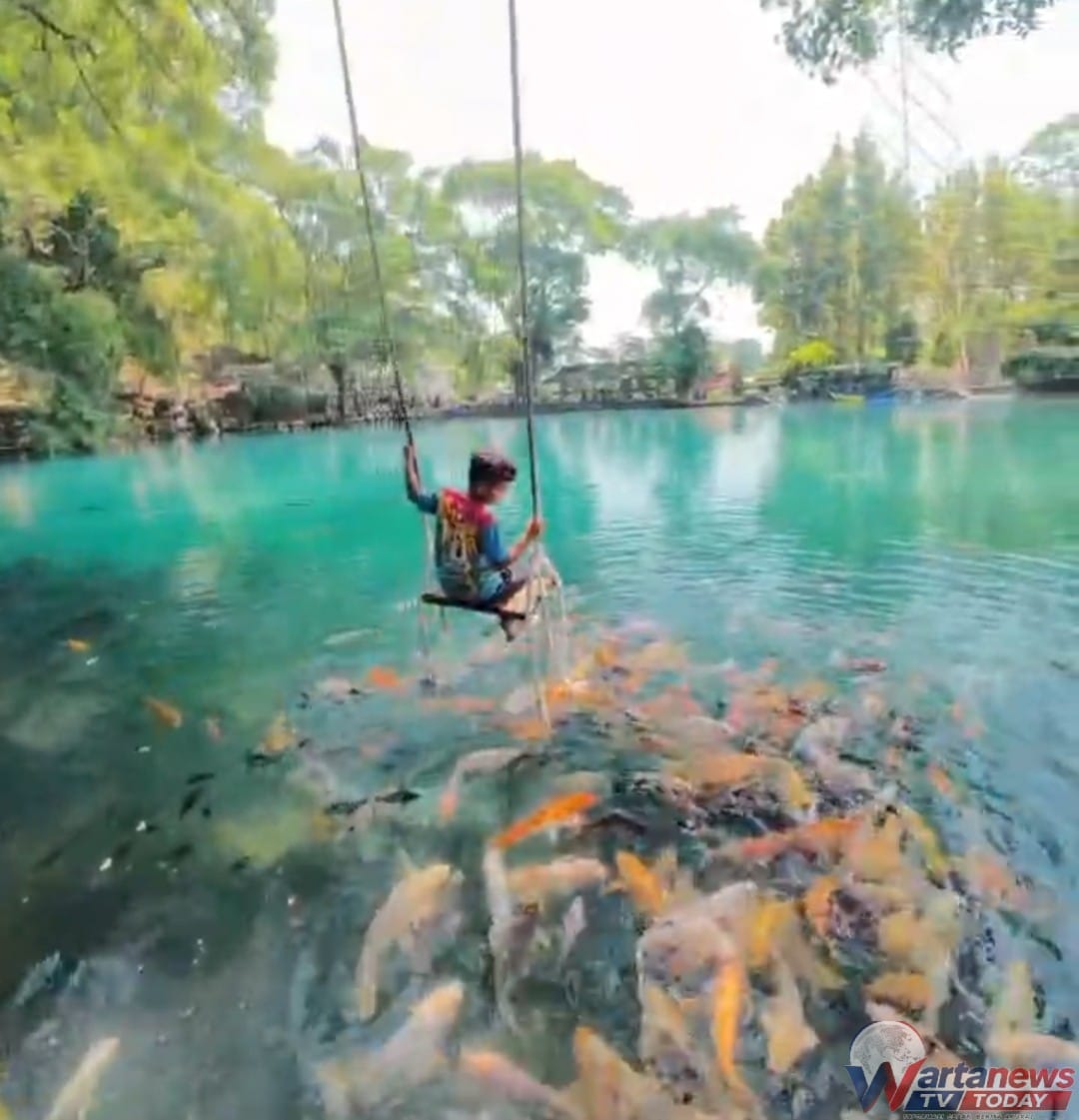 Pemandangan Talaga Biru Cicerem di Desa Kaduela, Kecamatan Pasawahan, Kabupaten Kuningan yang menjadi destinasi wisata favorit.