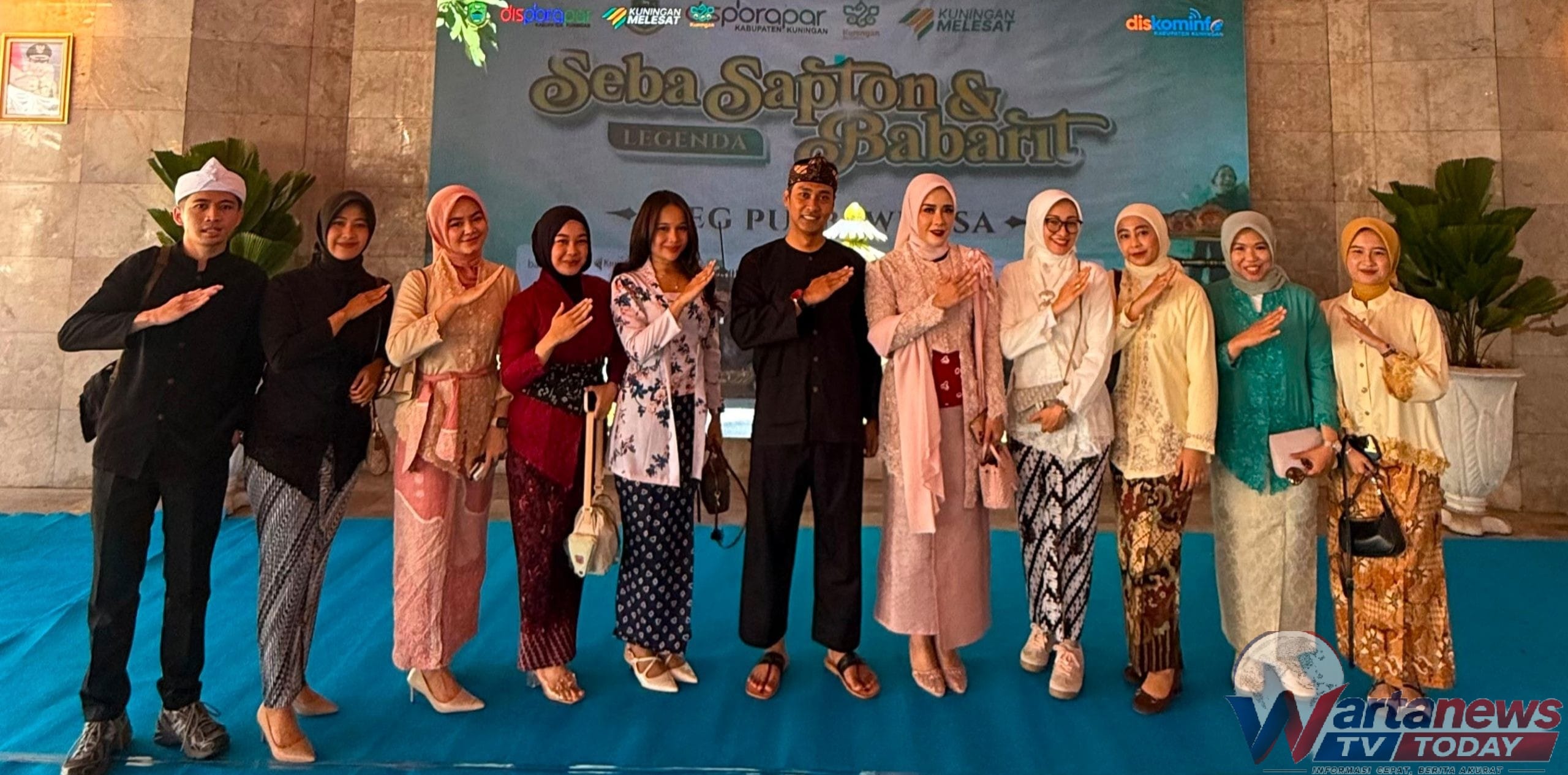 Keluarga besar Bank BJB Cabang Kuningan menghadiri Seba Sapton dan Babarit