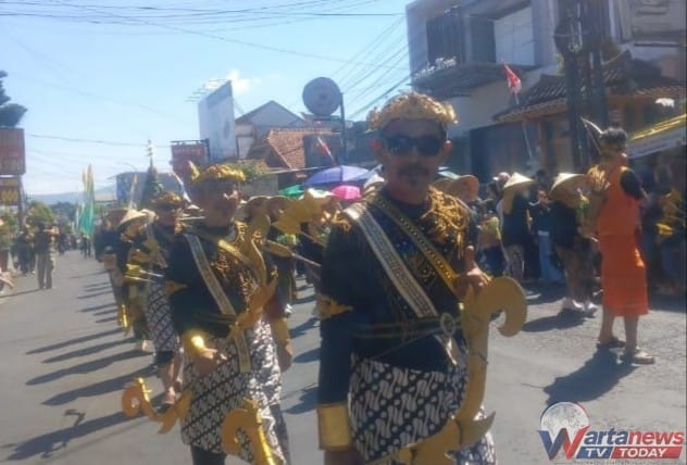 Lurah Kuningan Edi Rohaedi mengikuti kegiatan budaya Seba Sapton dan Babarit di Pendopo Kabupaten Kuningan.