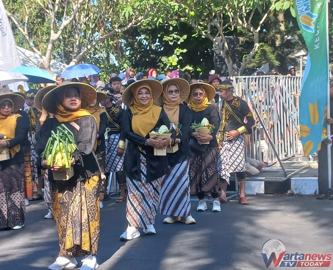 Sekmat Cigugur Nining Kurniasih menghadiri kegiatan Seba Sapton dan Babarit di Pendopo Kabupaten Kuningan.