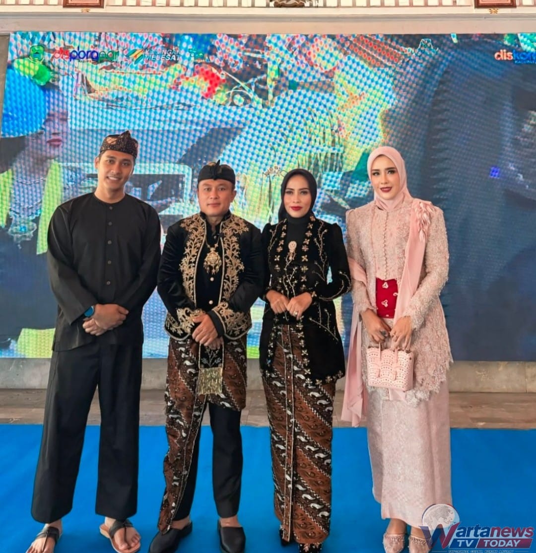 Bupati Kuningan Dian Rahmat Yanuar bersama Direktur Bank BJB Cabang Kuningan Jonathan dalam kegiatan Seba Sapton dan Babarit.
