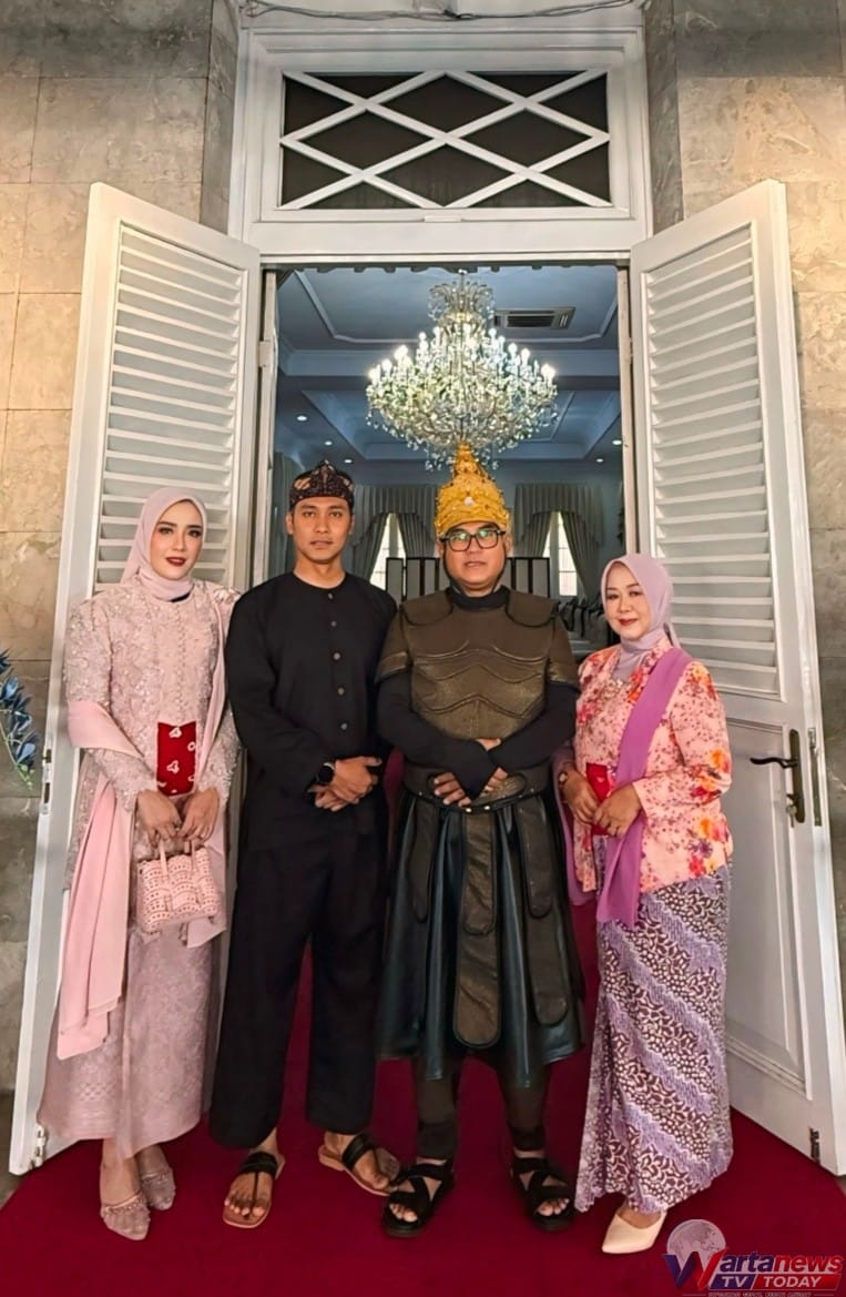 Sekda Kuningan U. Kusmana bersama perwakilan Bank BJB Cabang Kuningan dalam kegiatan Seba Saptonan dan Babarit Hari Jadi Kuningan ke-528.