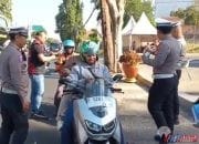 Kasat Reskrim Kuningan Turun ke Jalan, Bagikan Masker , Antisipasi Abu Vulkanik Gunung Anak Krakatau