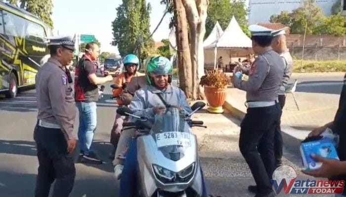 Kasat Reskrim Kuningan Turun ke Jalan, Bagikan Masker , Antisipasi Abu Vulkanik Gunung Anak Krakatau