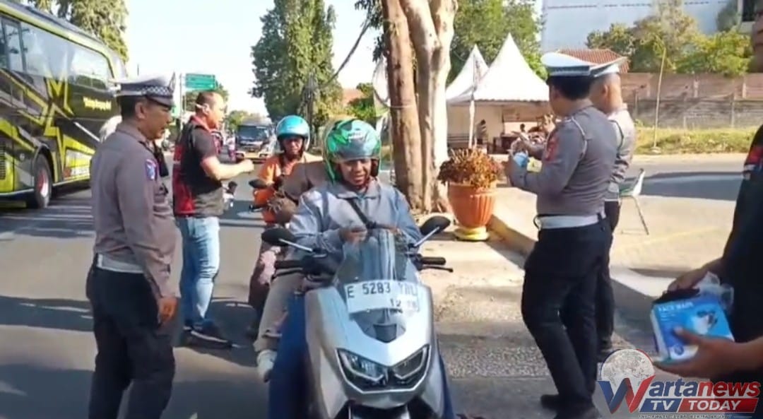 Polres Kuningan membagikan masker gratis kepada warga untuk antisipasi abu vulkanik