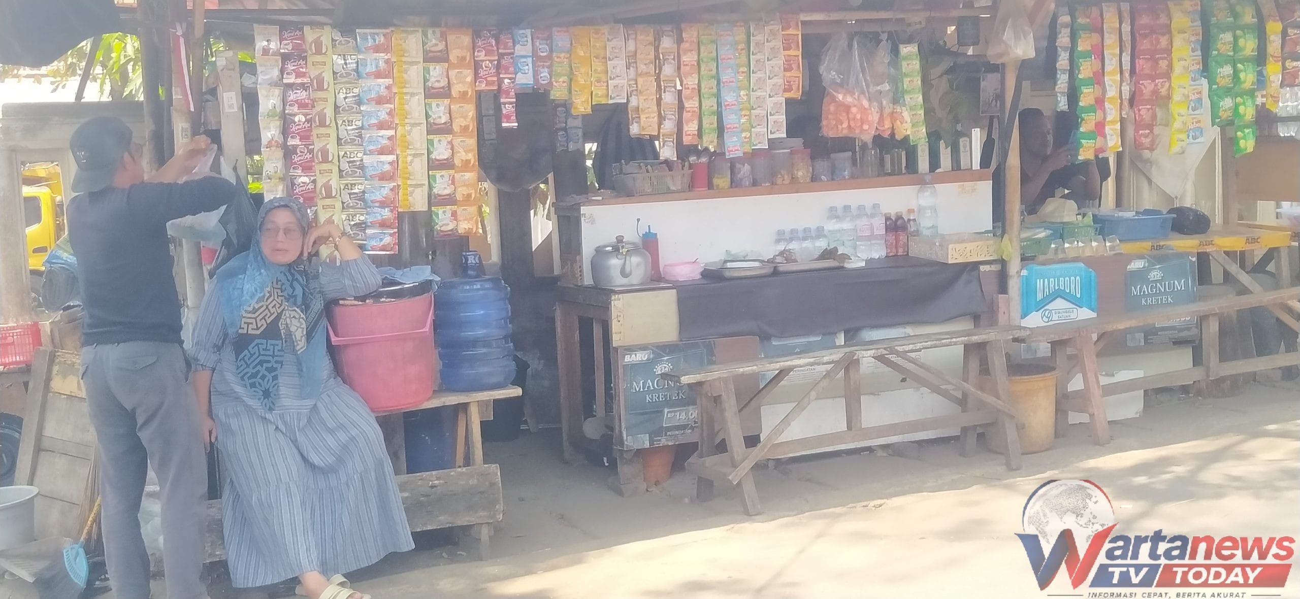Masbirin berjualan kopi di Warkop Grasi LH Kuningan
