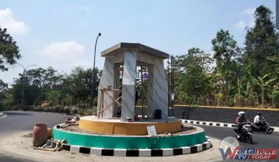 Tugu Jalan Lingkar Cijoho Kuningan diduga mengalami kerusakan saat renovasi