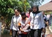 Rekonstruksi 45 Adegan  , Jasad  bayi Dibuang ke Tepi Sungai tersangka di jerat 7 tahun Penjara