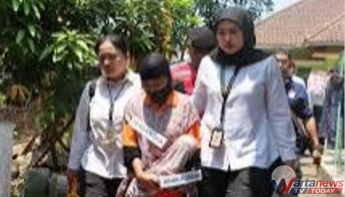 Rekonstruksi 45 Adegan  , Jasad  bayi Dibuang ke Tepi Sungai tersangka di jerat 7 tahun Penjara