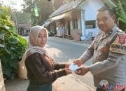 Cegah Dampak Debu Abu Vulkanik Anak Gunung Krakatau, Bhabinkamtibmas Polsek Malausma Bagikan Masker kepada Masyarakat